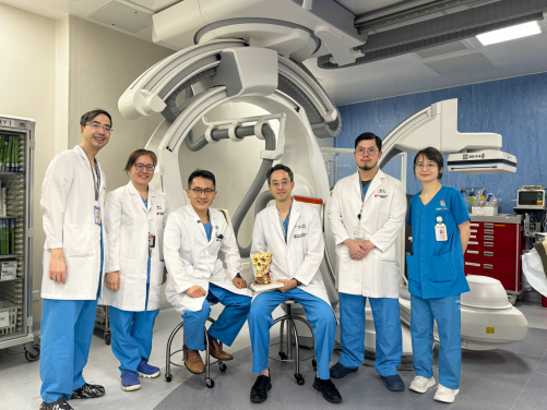 HKUMed and QMH pain management teams have introduced percutaneous balloon compression (PBC), offering a promising alternative for patients with chronic facial pain who are unable or unwilling to undergo invasive surgeries. In the photo are Dr Stanley Wong Sau-ching (third right), Dr Timmy Chan Chi-wing (third left), and other team members.